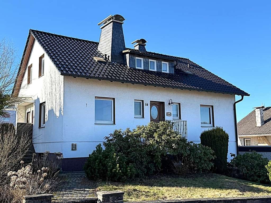 Immobilie in Schenklengsfeld - Solides Einfamilienhaus mit ELW in angenehmer Lage von Wippershain ! - Bild 1