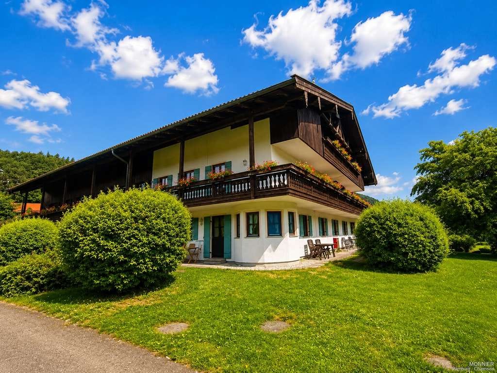 Immobilie in Aschau im Chiemgau - Gemütliche Maisonette-Ferienwohnung mit traumhaftem Alpenblick – voll möbliert und sofort nutzbar - Bild 1