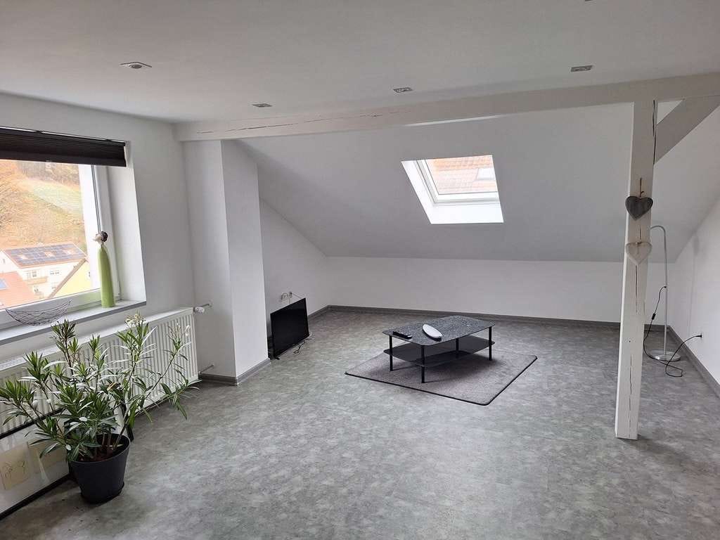 Immobilie in Regenstauf - Bezugsfreie 3-Zimmer-Dachgeschosswohnung mit Gartenanteil in 4-Familienhaus - Bild 0