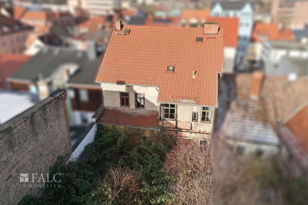 Immobilie in Oppurg - Mehr als ein Sanierungs-Haus: ca. 250 m² trockene Höhle mit Seitenausgang & Entwicklungschancen - Bild 1