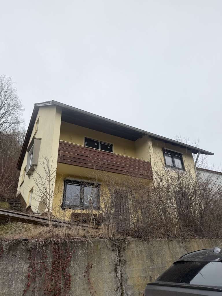 Immobilie in Schelklingen - Traumhafte Aussicht trifft Sanierungsobjekt–EFH mit Einliegerwhg - Bild 0