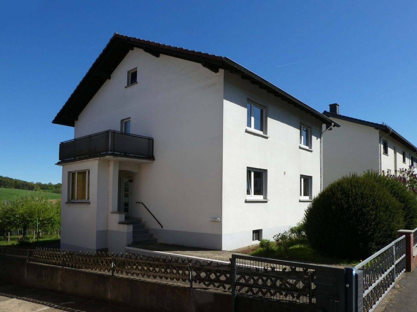 Immobilie in Wächtersbach - AUMÜLLER-Immobilien - Sympathisches Zweifamilienhaus mit zwei 3-Zi-Wohnungen, Garage und Garten - Bild 3