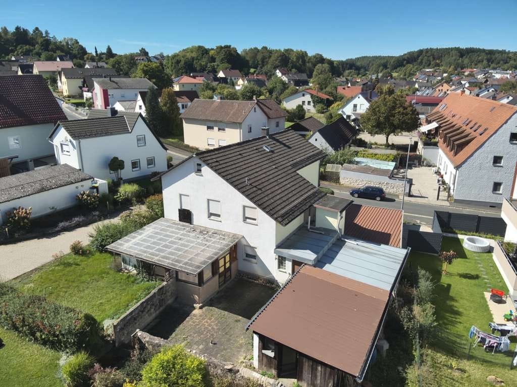 Immobilie in Pegnitz - Ein- bis Zweifamilienhaus mit kleinem Garten + Doppelgarage + Nebengebäuden! - Bild 5