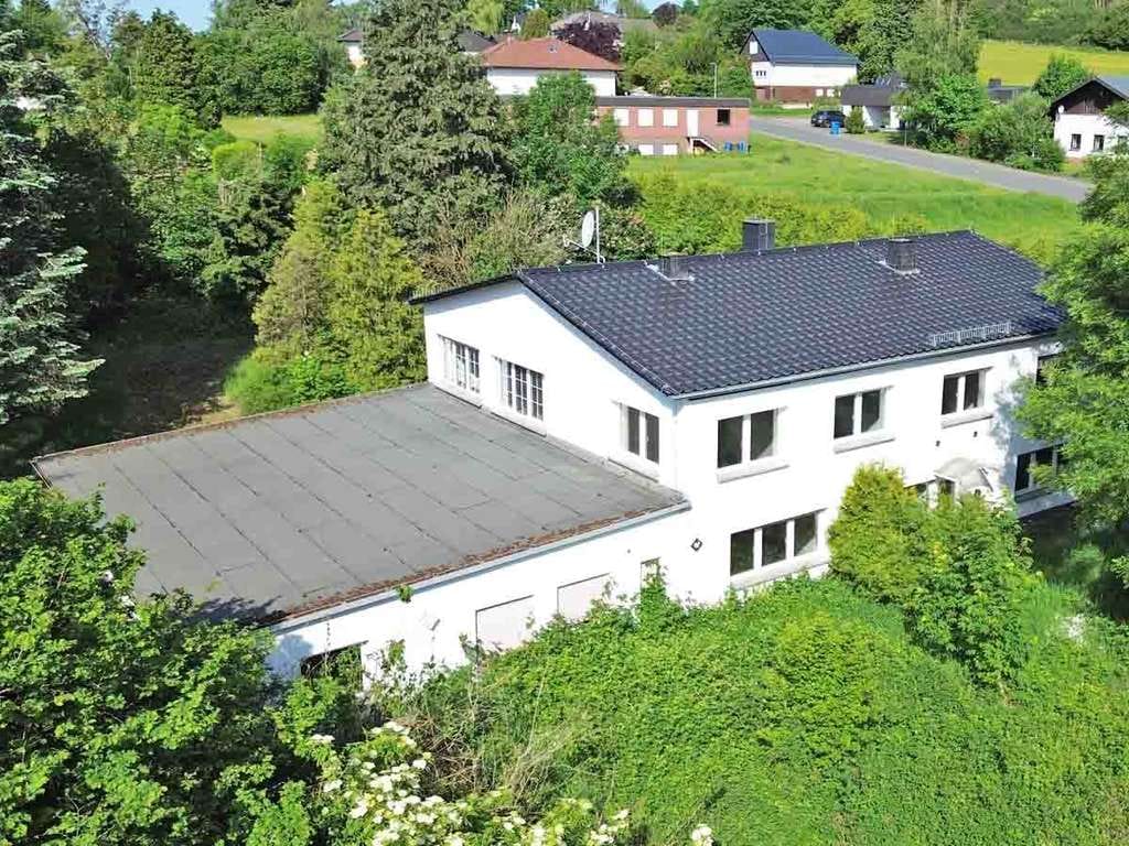 Immobilie in Driedorf - Mehrfamilienhaus auf großem Grundstück mit vielseitigen Nutzungsmöglichkeiten in Driedorf! - Bild 0
