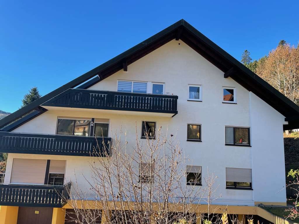 Immobilie in Lenzkirch - Südwest-Giebelwohnung im DG. Randlage, Balkon und Garage ! - Bild 2