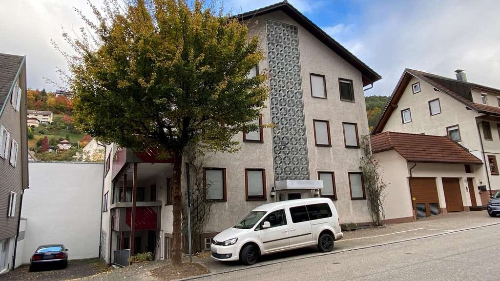 Immobilie in Bad Peterstal-Griesbach - Bad Peterstal-Griesbach - Gewerbeeinheit und 5 Wohnungen als Entwicklungschance! - Bild 1