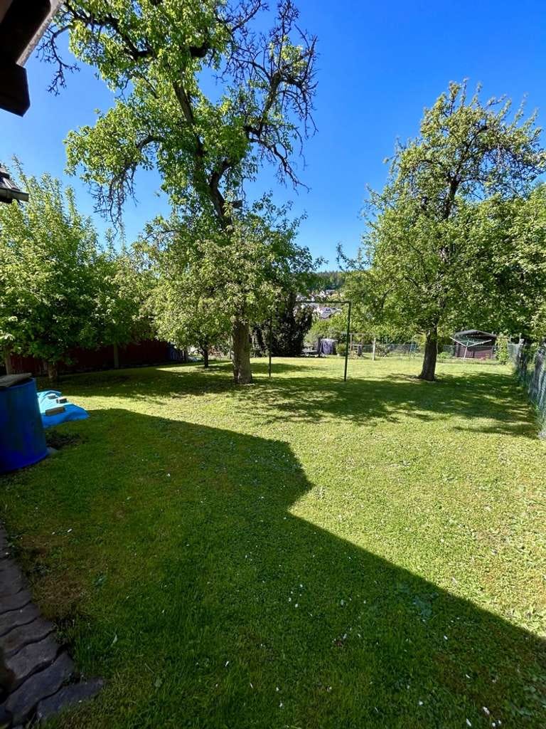 Immobilie in Rödental - Einfamilienhaus mit Garten und Doppelgarage in Rödental – familienfreundlich & modernisierbar - Bild 2