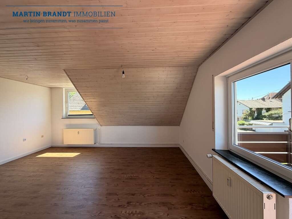 Immobilie in Idstein - 3 Zimmer Dachgeschosswohnung mit Balkon in schöner Lage 
von Idstein / Walsdorf - Bild 1