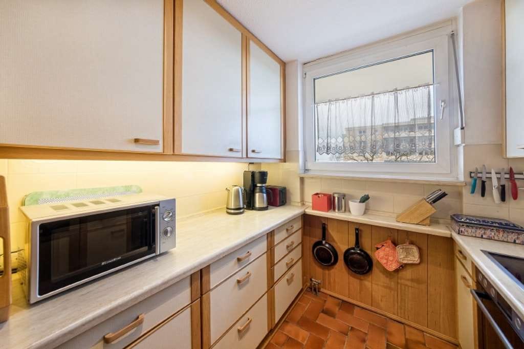 Immobilie in Neuried - Neuried: Großzügige 4-Zimmer-Wohnung mit Balkon, Aufzug und Entwicklungspotenzial - Bild 2