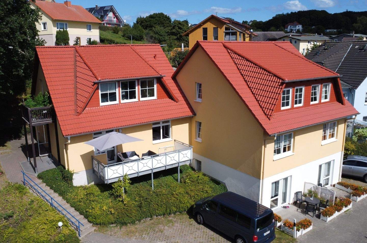 Immobilie in Göhren - Attraktives Apartmenthaus in Göhren auf Rügen – Zwei Häuser mit sieben Ferienwohnungen und Eigentümerwohnung - Bild 0
