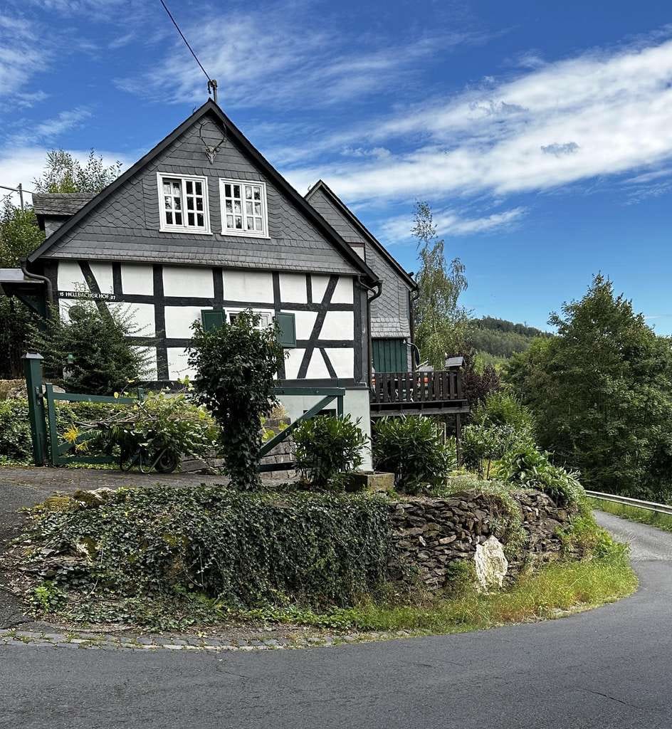 Immobilie in Kirchen (Sieg) - Seltenes Schmuckstück * Wohnen mit Geschichte und Komfort am Fuße der Freusburg * mit großer Scheune - Bild 2
