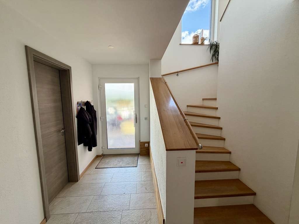 Immobilie in Buch am Erlbach - Exklusives Einfamilienhaus mit Einliegerbereich, Pool, Sauna & PV-Anlage - Bild 3