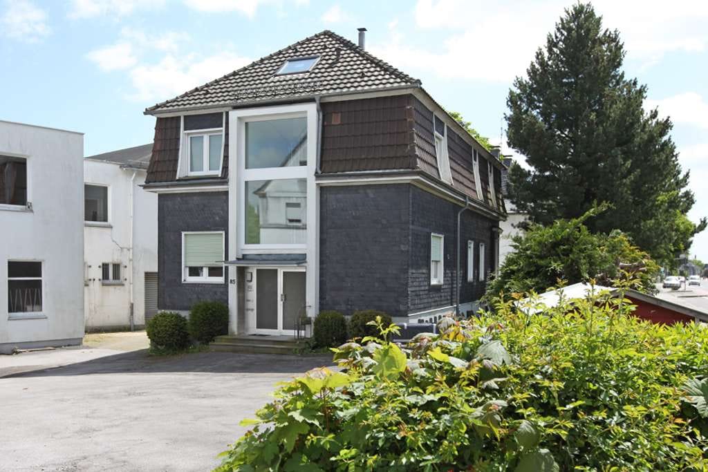 Immobilie in Remscheid - Sanierer aufgepasst! Freistehendes und teilsaniertes 1-3-Familienhaus in Remscheid - Bild 0