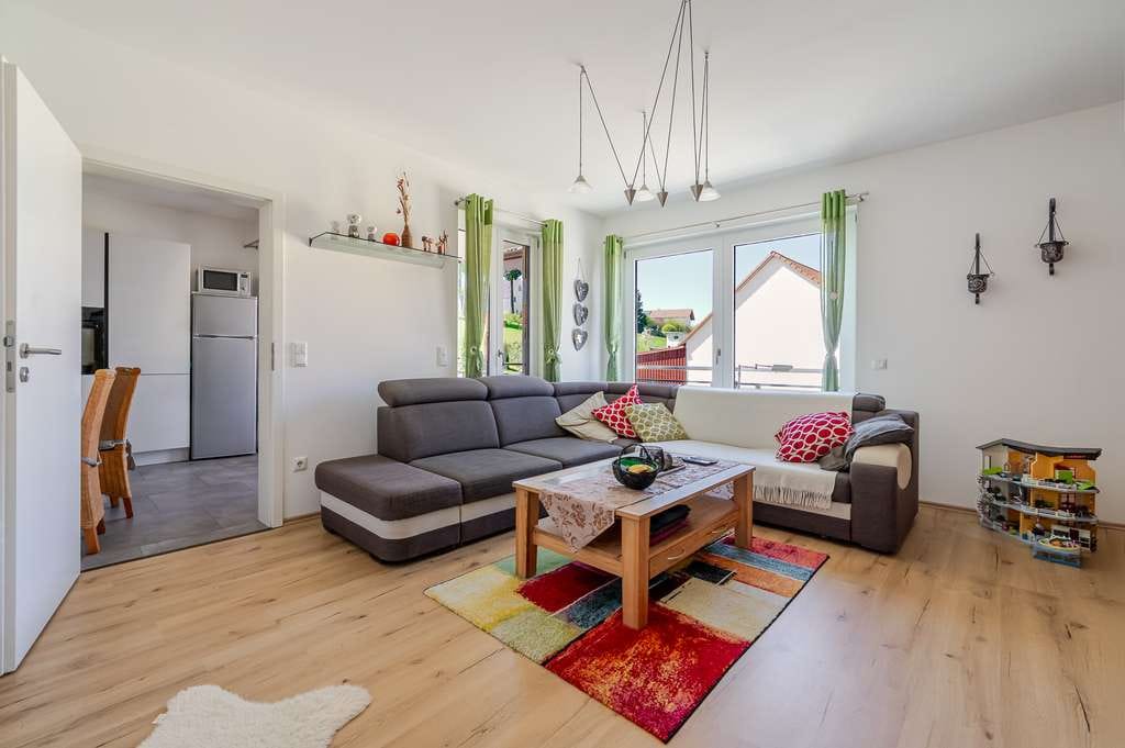 Immobilie in Aiglsbach - Kernsanierte 4-Zimmer-Maisonettewohnung mit überdachter Loggia & 2 Stellplätzen - Bild 0