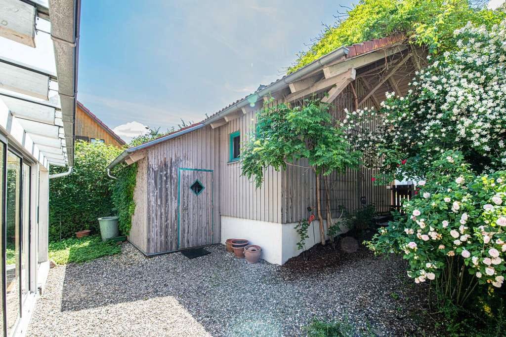 Immobilie in Neukirchen beim Heiligen Blut - Wohnen im Grünen - Charmantes Holzhaus mit Wintergarten, Galerie und idyllischem Garten - Bild 2