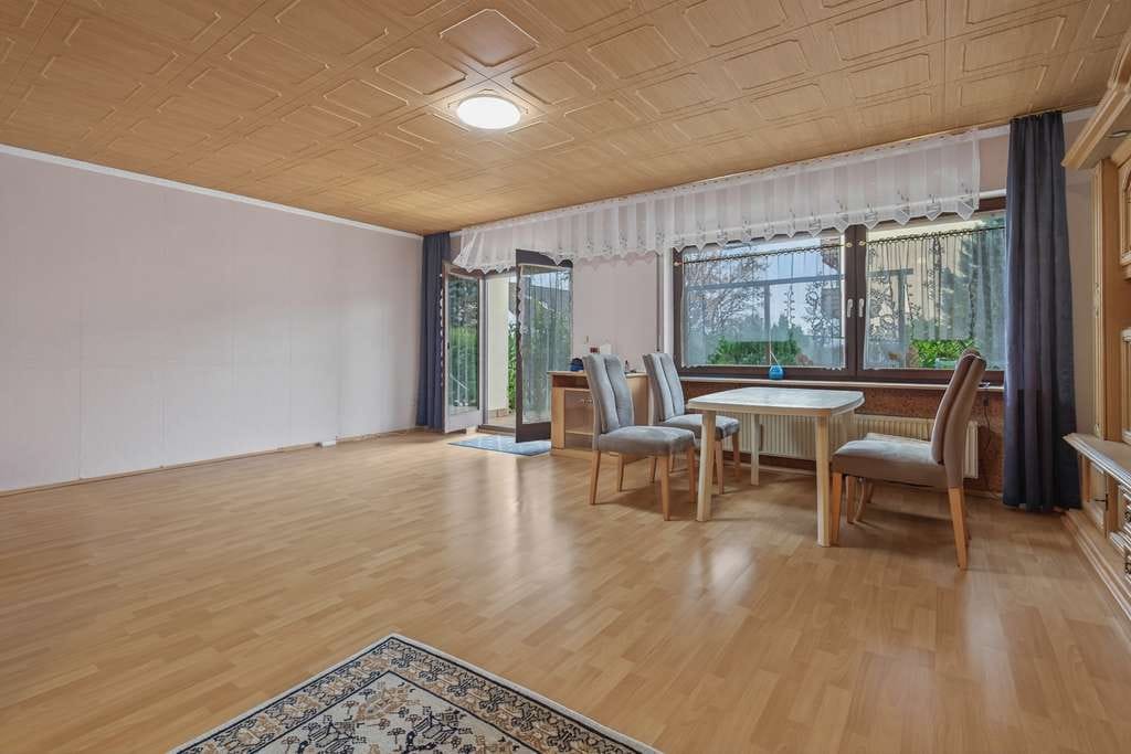 Immobilie in Dettenheim - Viel Platz für Ihre Ideen – renovierungsbedürftige Doppelhaushälfte in Dettenheim - Bild 1