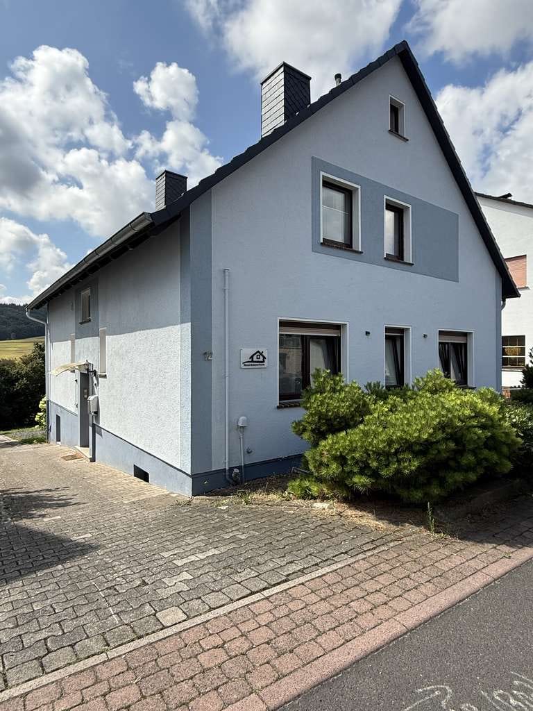 Immobilie in Waldkappel - Gepflegtes Zweifamilienhaus mit Freisitz, Garage, und großem Grundstück in Waldkappel-Bischhausen - Bild 1