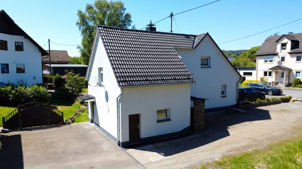 Immobilie in Kreuztal - Viel Platz für die Familie: Einfamilienhaus mit Doppelgarage und Garten - Bild 1