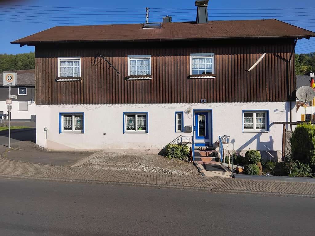 Immobilie in Burbach - Familienfreundliches Haus mit großzügiger Terrasse, Garten und Garagenanlage

 - Bild 1