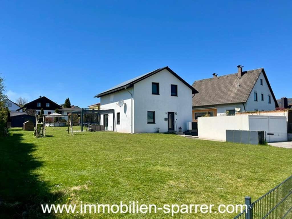 Immobilie in Weiherhammer - Modernes Einfamilienhaus mit großem Grundstück und Doppelgarage - Bild 1