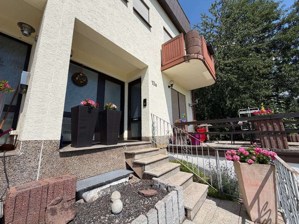 Immobilie in Heusweiler - Attraktives Zweifamilienhaus in ruhiger Lage von Heusweiler-Berschweiler - Bild 1