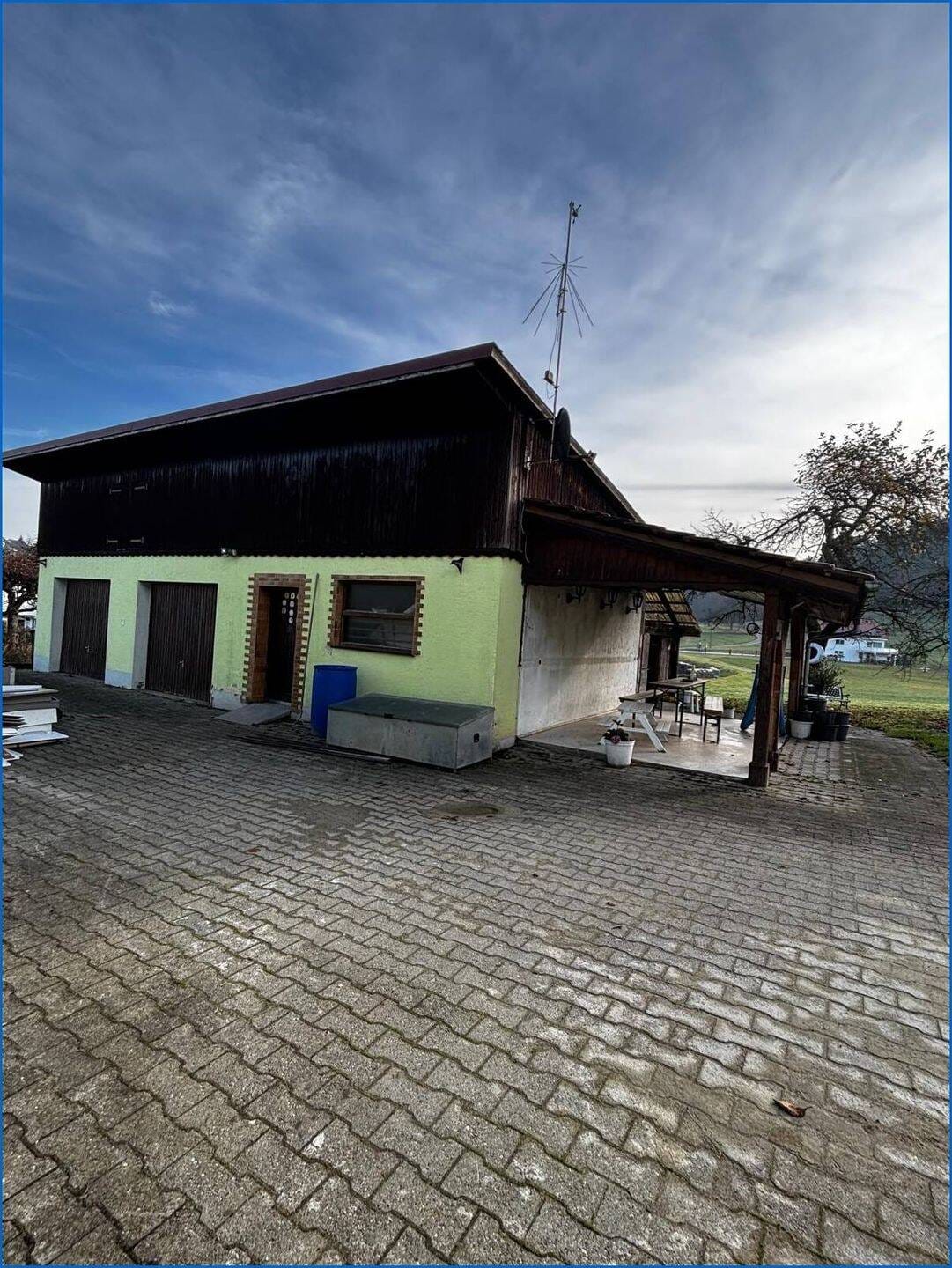 Immobilie in Mühlingen - Schönes 2 Familienhaus mit Potential auf großem Grundstück mit tollem Garten und Doppelgarage - frei - Bild 2