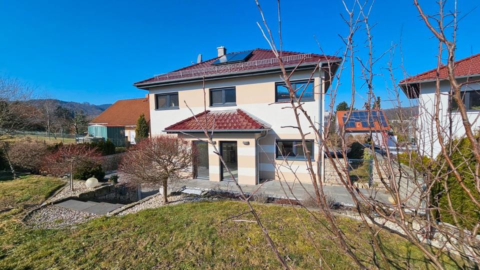Immobilie in Friedrichroda - Traumhafte Stadtvilla mit unvergleichlichem Blick in Bestlage von Friedrichroda,stilvolle Architektur trifft auf höchste Wohnqualität - Bild 0