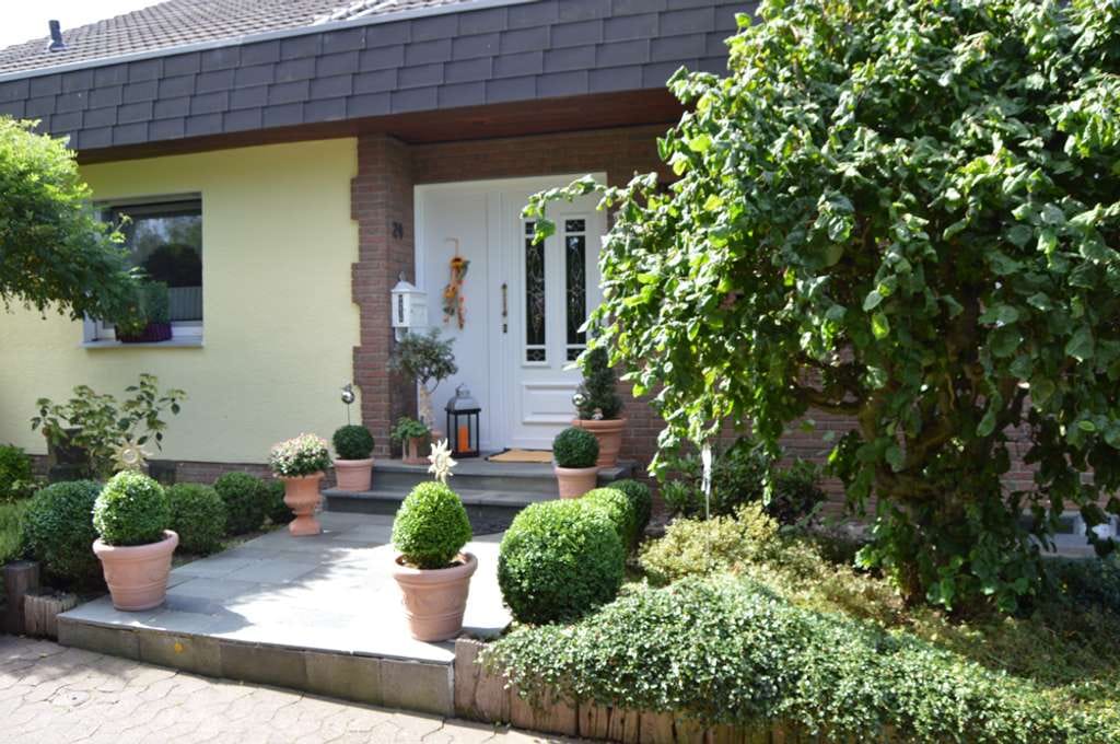 Immobilie in Werl - Einfamilienhaus (freistehend) mit Einliegerwohnung, Souterrainwohnbereich + Kellerräumlichkeiten - Bild 1