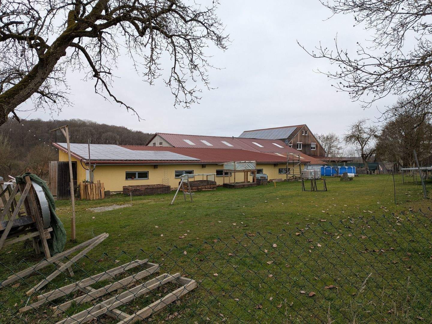 Immobilie in Niederstetten - Wirklich seltene Gelegenheit für Großfamilie oder Handwerker und auch Investor. Anwesen mit drei Wohnungen, Hobbyraum und großer Halle.  - Bild 0