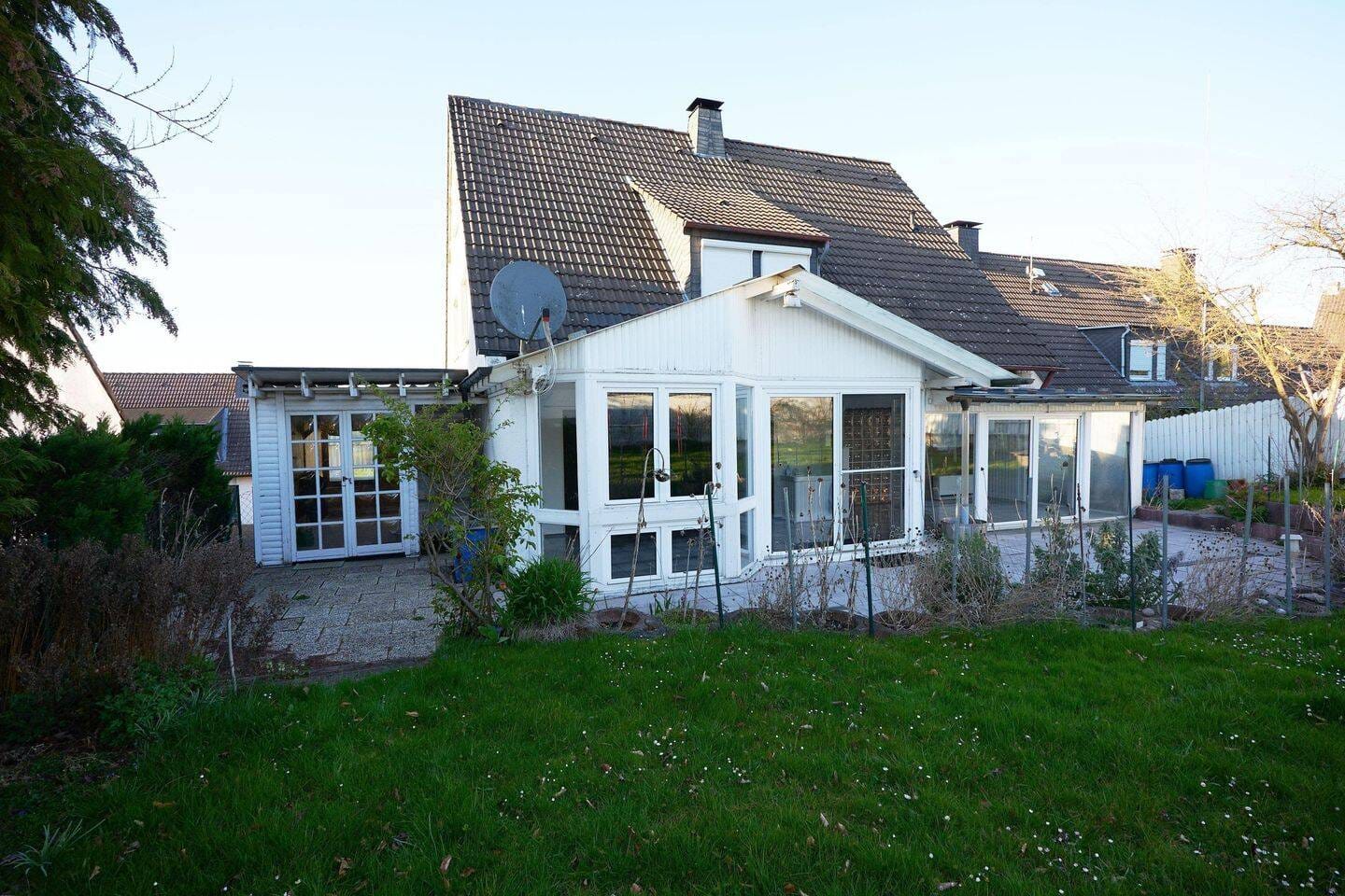 Immobilie in Menden - Großzügiges Haus mit Wintergarten, Terrasse & vielen Möglichkeiten - Bild 1