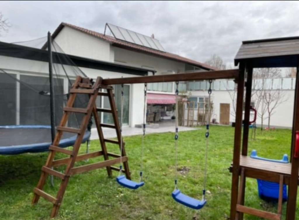 Immobilie in Walpertskirchen - Großes Zweifamilienhaus mit Pool und Dachterrasse in 85469 Walpertskirchen - Bild 1
