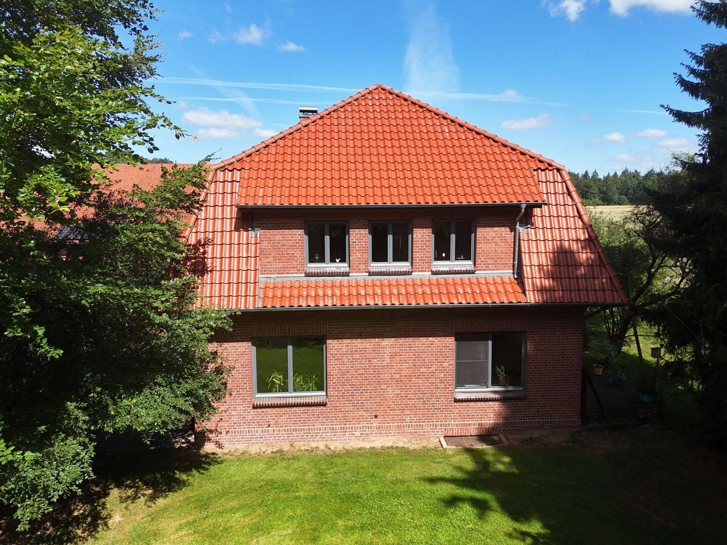 Immobilie in Sudwalde - Zur Ruhe kommen auf Ihrer "Insel im Grünen": Top saniertes Landhaus mit großen Scheunen - Bild 2