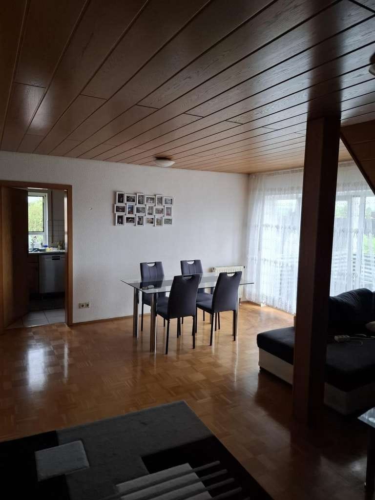Immobilie in Eutingen im Gäu - 4-Zimmer-Wohnung in kleiner Einheit mit Balkon, Stellplatz & Garage - Bild 1
