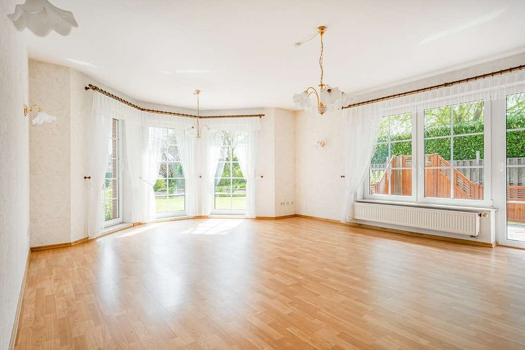 Immobilie in Stedesdorf - Großes Walmdachhaus (2. Wohneinheit möglich) mit Doppelgarage in schöner Wohnsiedlung am Waldesrand - Bild 1
