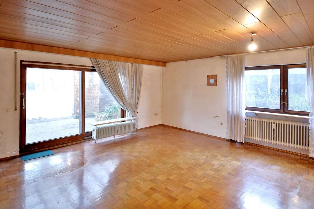 Immobilie in Gondelsheim - Massives, sanierungsbedürftiges Zweifamilienhaus mit 192 qm Wohnfläche in ruhiger Wohnlage - Bild 2