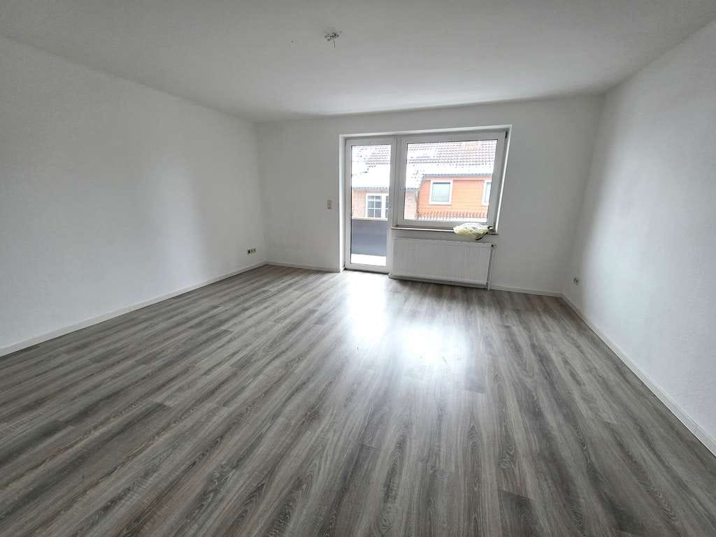 Immobilie in Wiesmoor - Wohnen lassen, Zukunft gestalten – vermietete OG‑Wohnung mit Maisonette‑Option - Bild 0