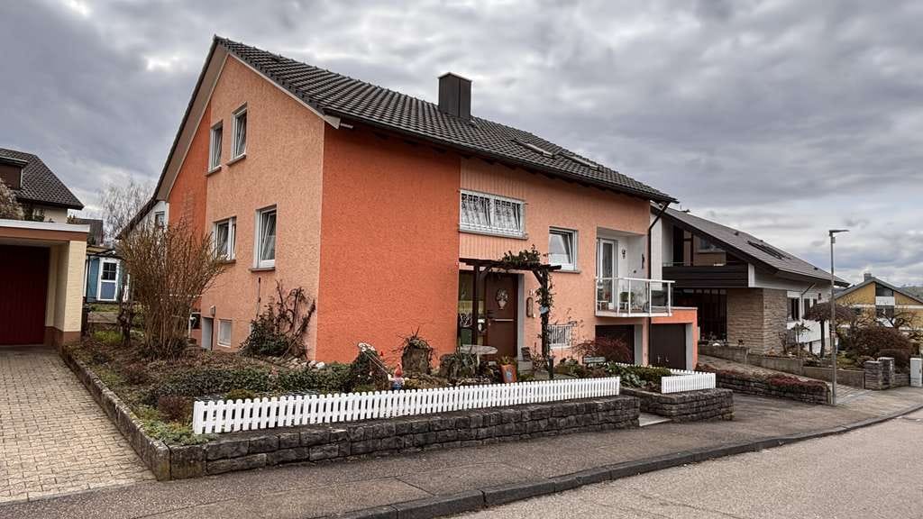Immobilie in Mundelsheim - Freistehendes EFH mit Garten und 2 Garagen - NOCH OHNE MAKLER - Bild 1