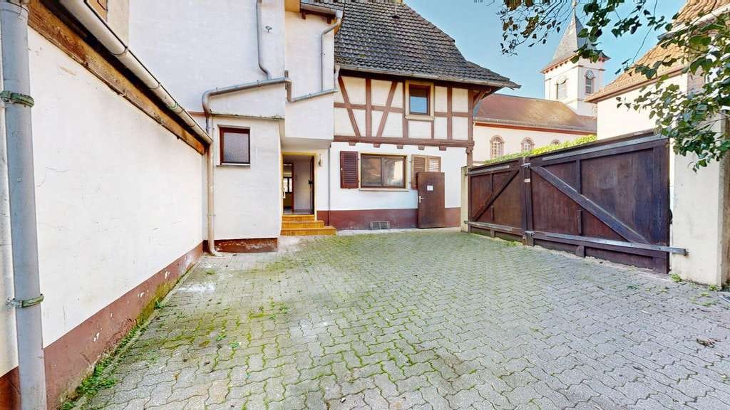 Immobilie in Billigheim-Ingenheim - ~~ RENOVIERUNGSBEDÜRFTIGES FACHWERKHAUS MIT GARAGE, SCHEUNE UND KLEINEM GARTEN ~~ - Bild 1