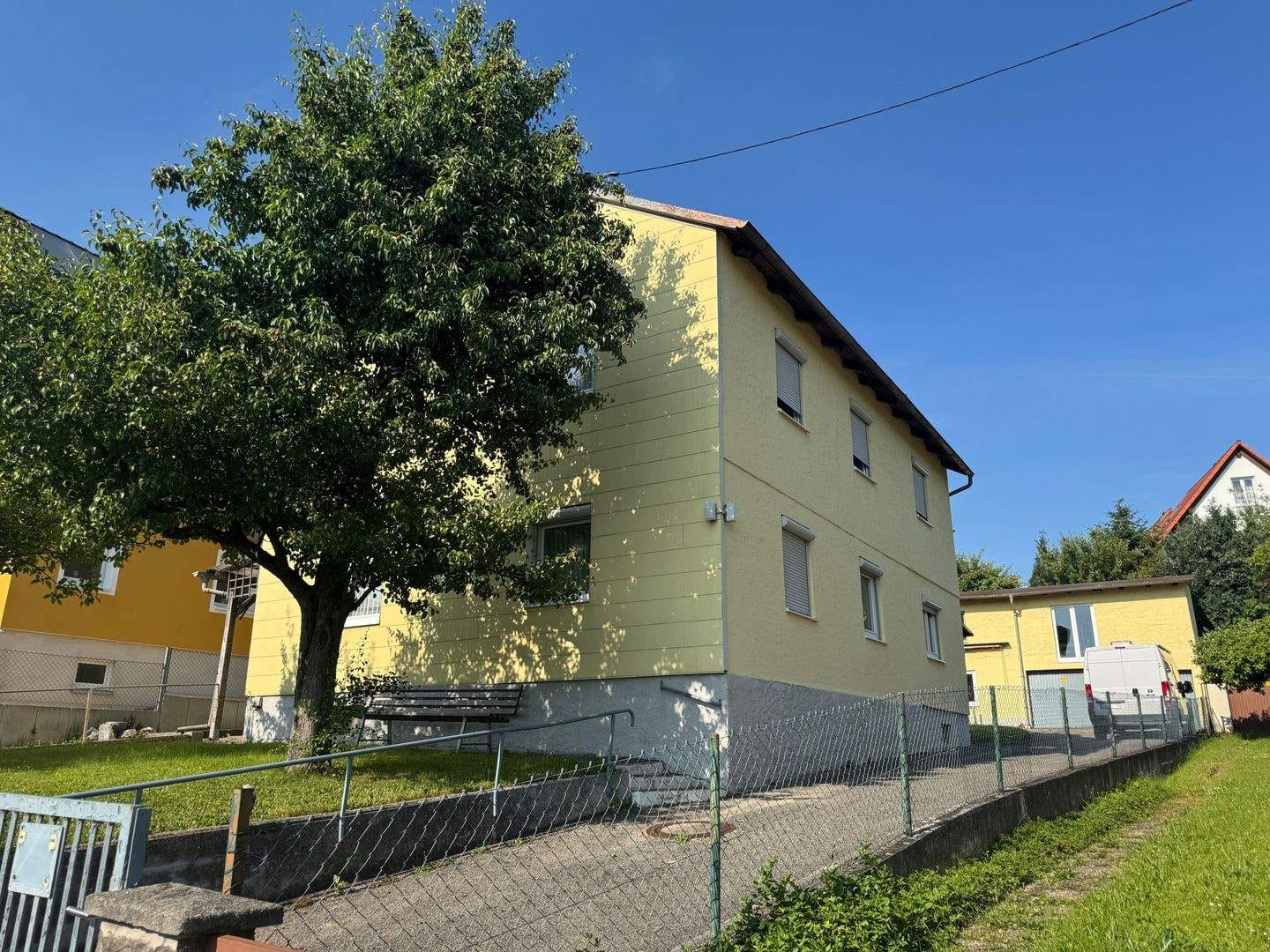 Immobilie in Mering - Sanierungsbedürftiges Wohnhaus mit 2 Garagen, Carport und Werkstatt, ideal für Handwerker - Bild 0