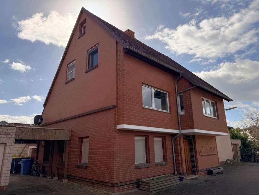 Immobilie in Harsum - Harsum: 2 Häuser auf einem Grundstück: 
Vermietetes 6-Familienhaus  + Wohnhaus mit Büro und Halle  - Bild 2