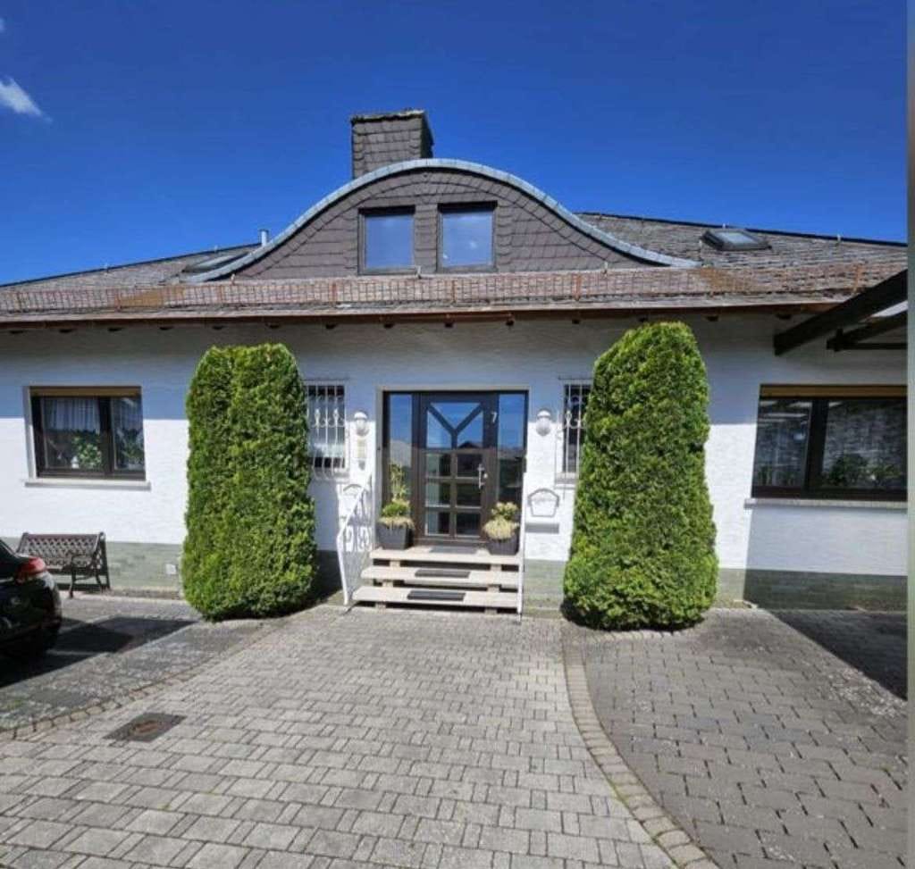 Immobilie in Lollar - Wohnen mit Weitblick: Vier-Familienhaus mit Terrasse, Gartenoase & flexiblen Nutzungsmöglichkeiten - Bild 0