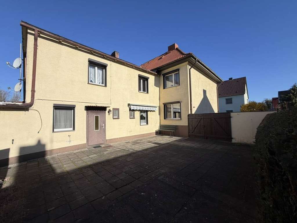 Immobilie in Bitterfeld-Wolfen - Ihr Hausprojekt in Wolfen: 586 m² Grundstück, Nebengebäude, Garage & Dachbodenreserve - Bild 3