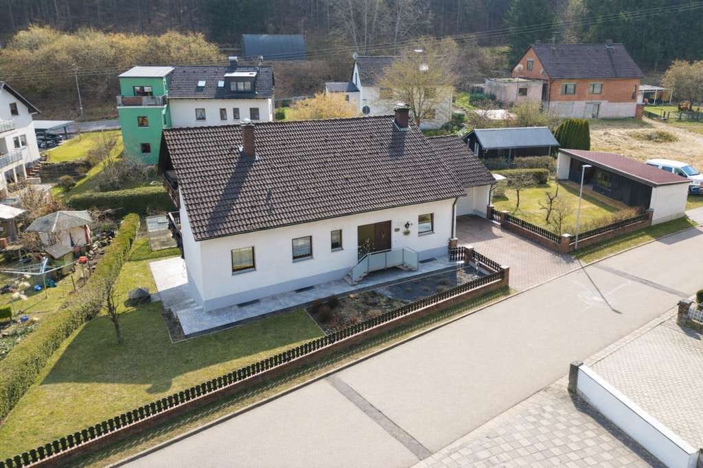 Immobilie in Deining - Großzügiges Haus in ruhiger & gewachsener Wohnlage
 Deining - Bild 1