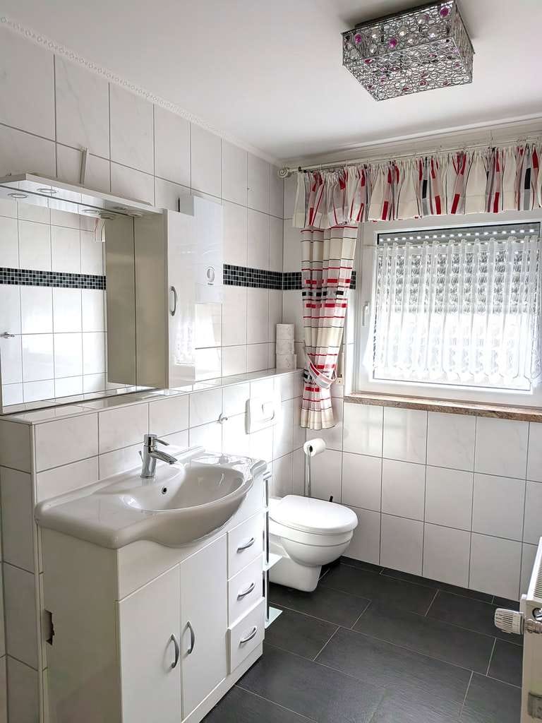 Immobilie in Bad Breisig - 3 Zimmer Wohnung in ruhiger Lage mit toller Aussicht. Perfekt für Eigennutzer oder Kapitalanleger - Bild 2