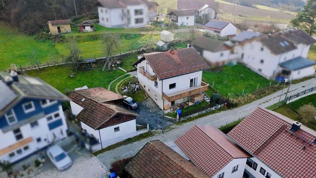 Immobilie in Grafenwiesen - Dieses Einfamilienhaus aus dem Jahr 1957 befindet sich in Grafenwiesen und bietet auf etwa 115 m² Wohnfläche und einem großzügigen Grundstück von rund 731 m² viel Raum zur individuellen... - Bild 2