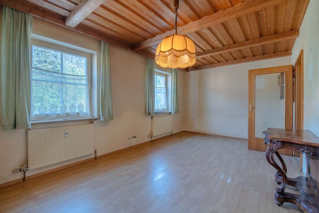 Immobilie in Walsdorf - Ausbaufähiges Mehrparteienhaus mit großer Scheune und Werkstatt in Walsdorf - Bild 2