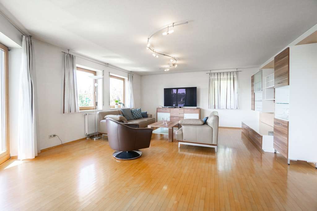 Immobilie in Krauchenwies - Großzügiges Einfamilienhaus mit besonderem Grundriss & vielseitigen Nutzungsmöglichkeiten - Bild 2
