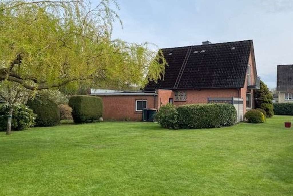 Immobilie in Schmalfeld - Schmalfeld: Großes, parkähnliches Grundstück mit gemütlichem Einfamilienhaus! - Bild 0
