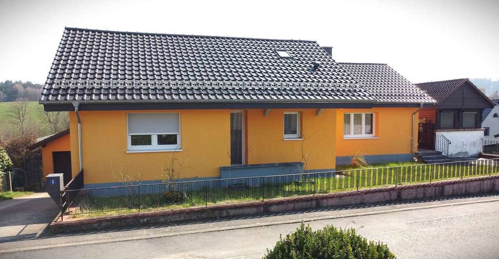 Immobilie in Schönbrunn - Modernisiertes Einfamilienhaus mit Doppelgarage und großem Grundstück in ländlicher Lage ! - Bild 0