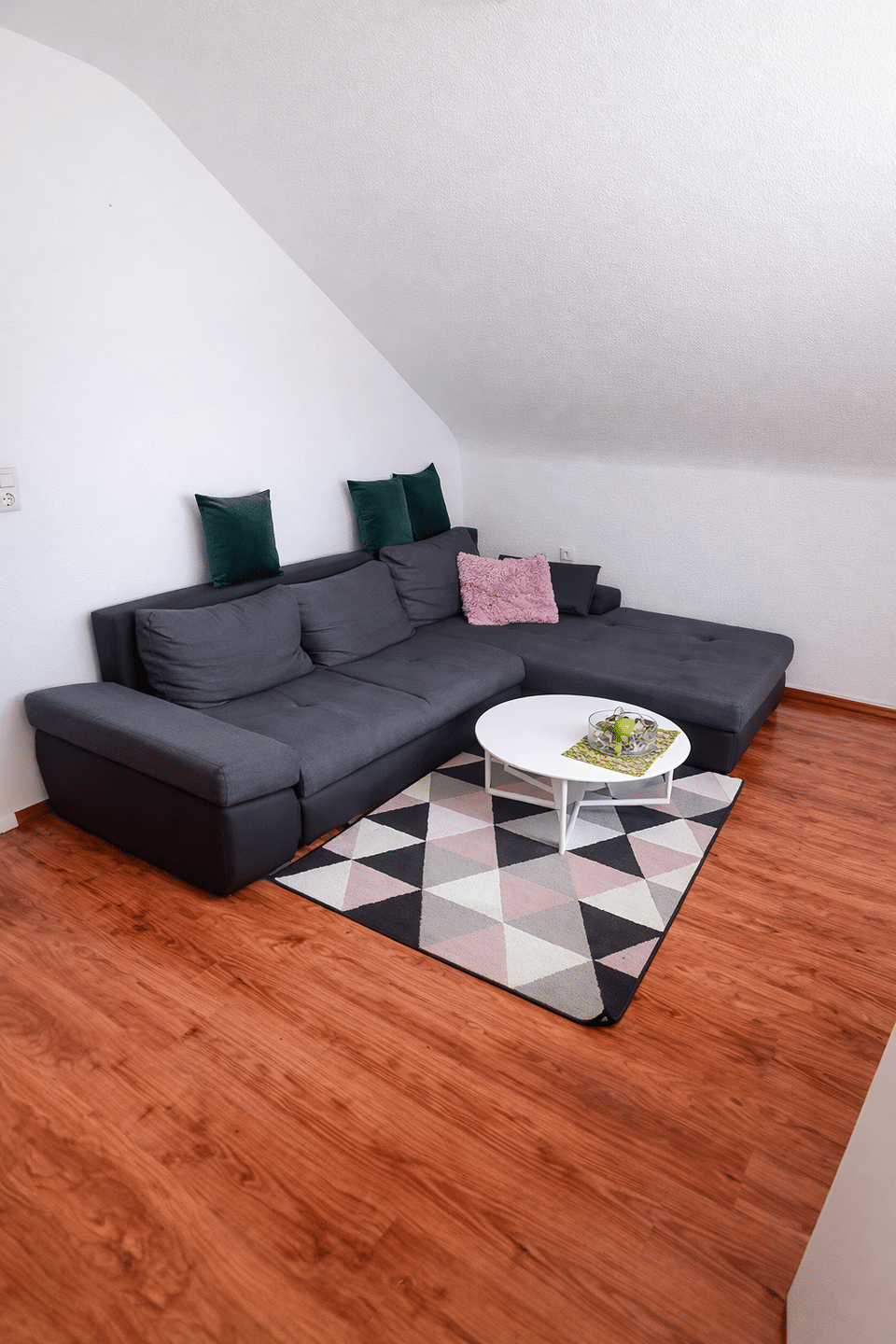 Immobilie in Oberderdingen - Helle 3-Zimmer-DG-Wohnung in Oberderdingen - Stellplatz, EBK und Gartenmitnutzung - Bild 3